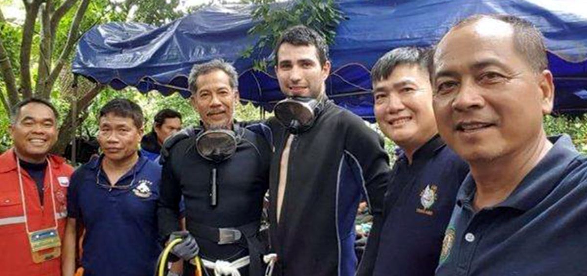 El Ministerio de Sanidad ha condecorado a Fernando Raigal (en el centro de la imagen), buzo español que participó en las tareas de rescate de los niños atrapados en una cueva de Tailandia.