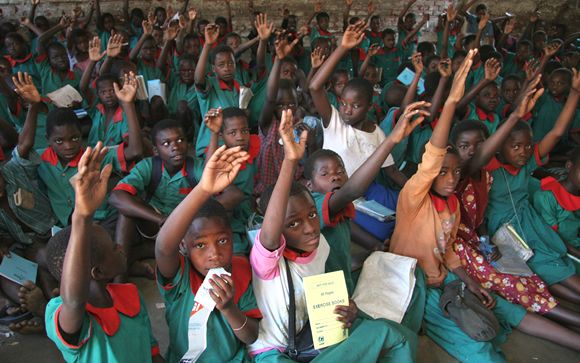 Escolares en una clase sobre el paludismo y cómo protegerse de esta enfermedad (Malawi).