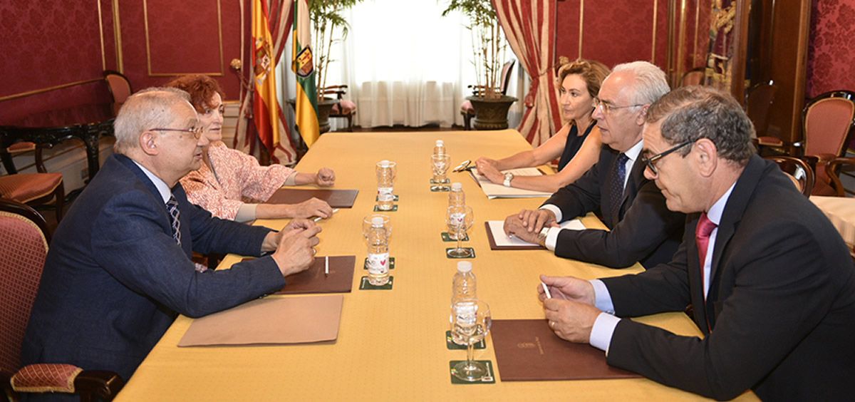 Reunión entre representantes del Gobierno de La Rioja sobre hepatitis C