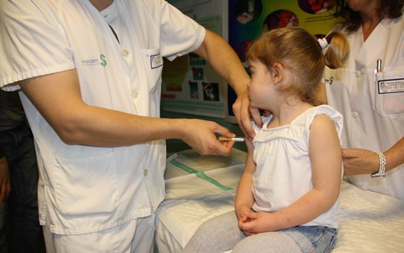 Una niña es vacunada en un centro sanitario de Castilla-La Mancha
