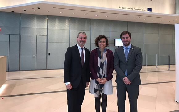 De izq. a drcha.: Jaume Collboni, Dolors Montserrat y Antoni Comín en la sede actual de la EMA en Londres