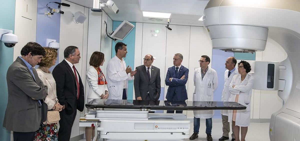 Al Hospital Universitario de Donostia llega el primer acelerador lineal donado por Amancio Ortega