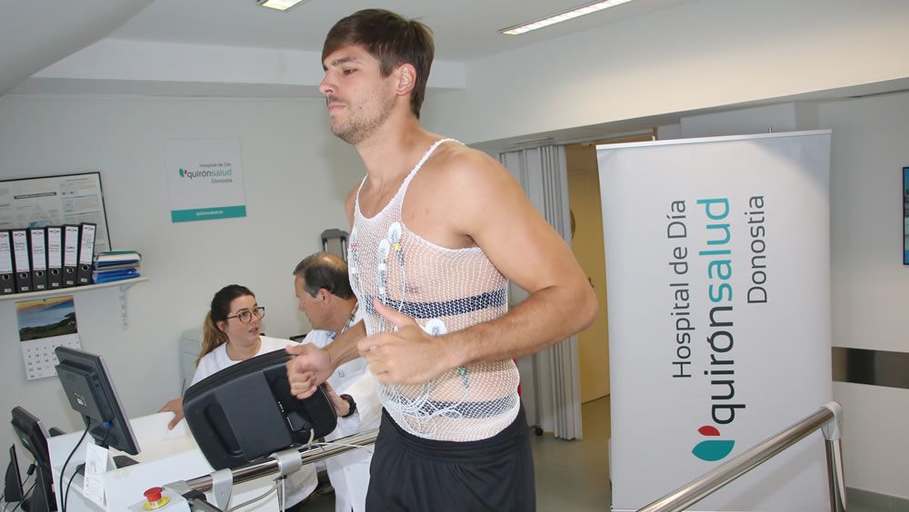 Paco Barthe, nuevo fichaje del C.D. Bidasoa, realizando la prueba de esfuerzo con el médico deportivo Ricardo Jiménez.