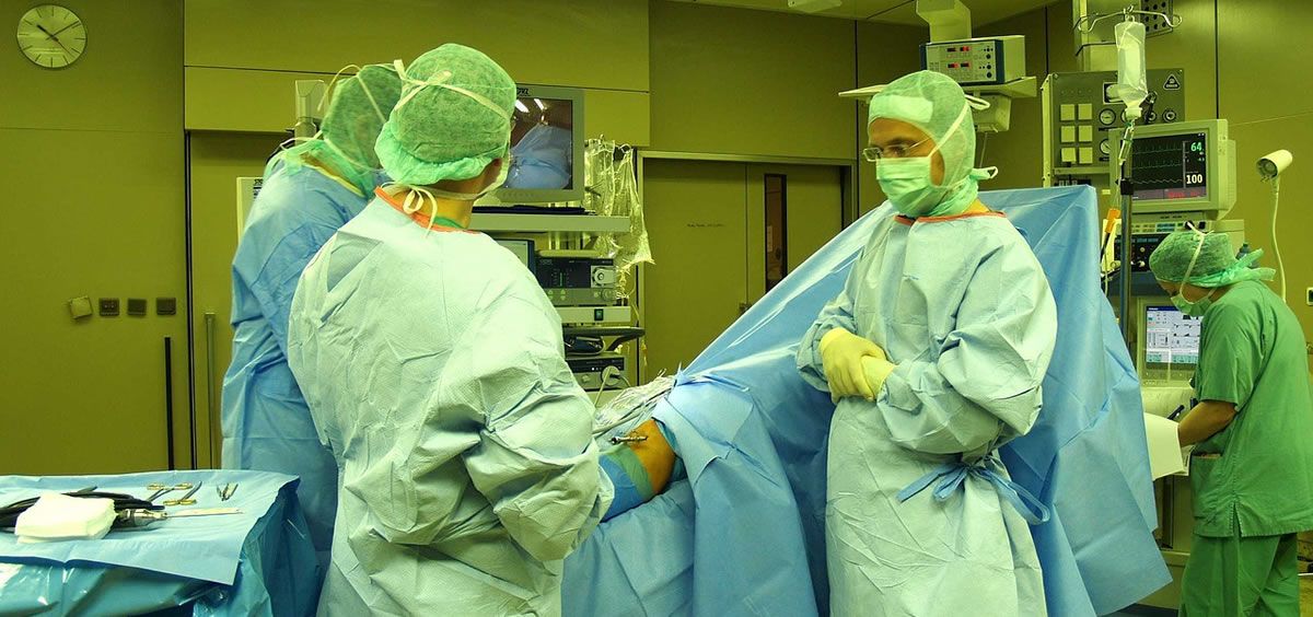 Especialistas operan en un quirófano.