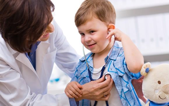 Los pediatras recuerdan que la mayoría de infecciones en los niños son de origen viral y, por tanto, los antibióticos no son eficaces para su tratamiento.