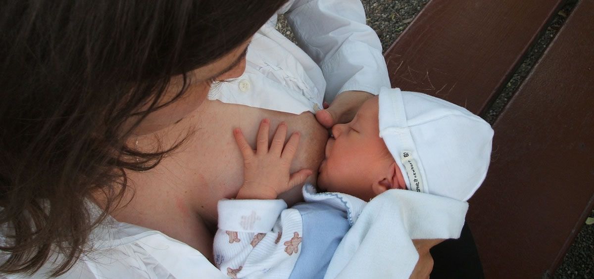 Una mujer amamanta a un bebé