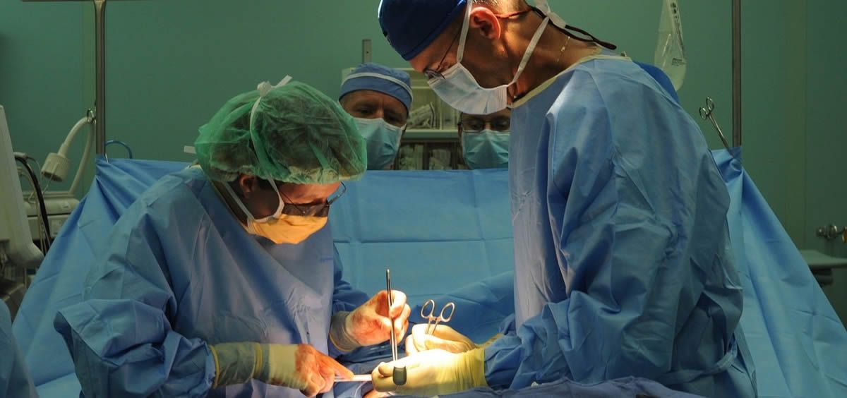 Cirujanos en un quirófano durante una intervención quirúrjica