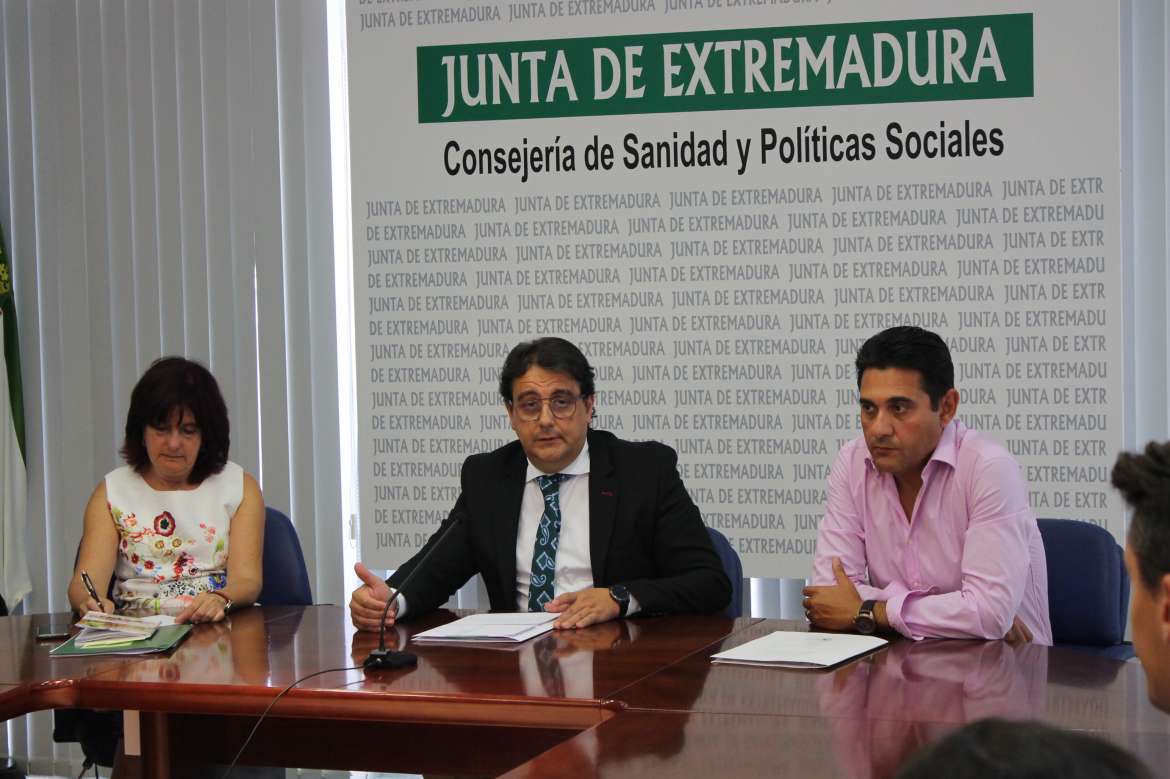 El consejero de Sanidad y Políticas Sociales, José María Vergeles, ha presentado el plan.