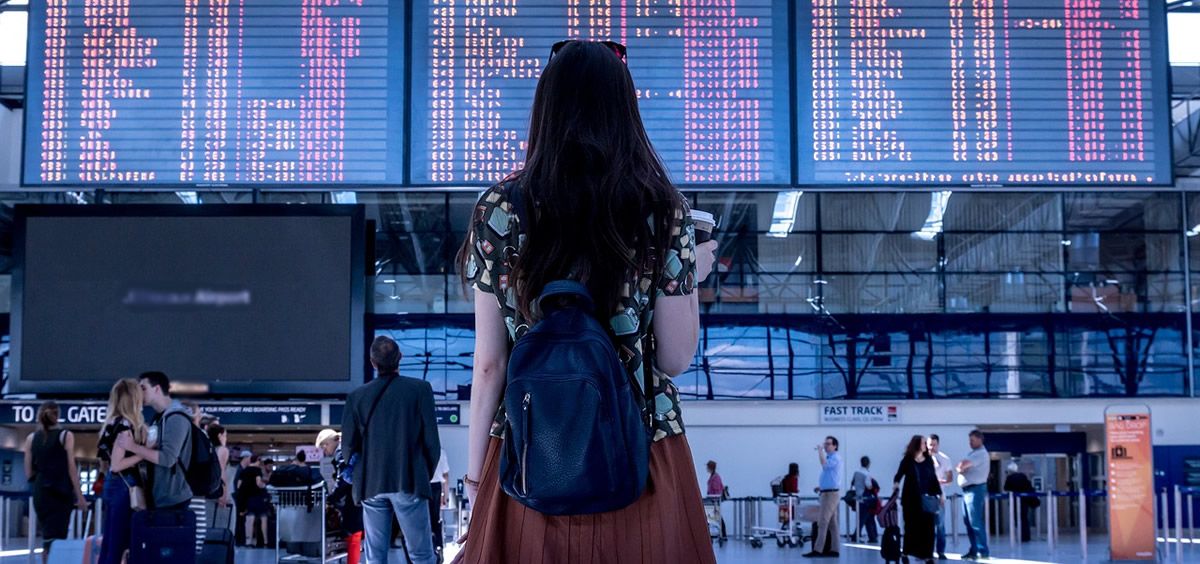 Una viajera espera en un aeropuerto