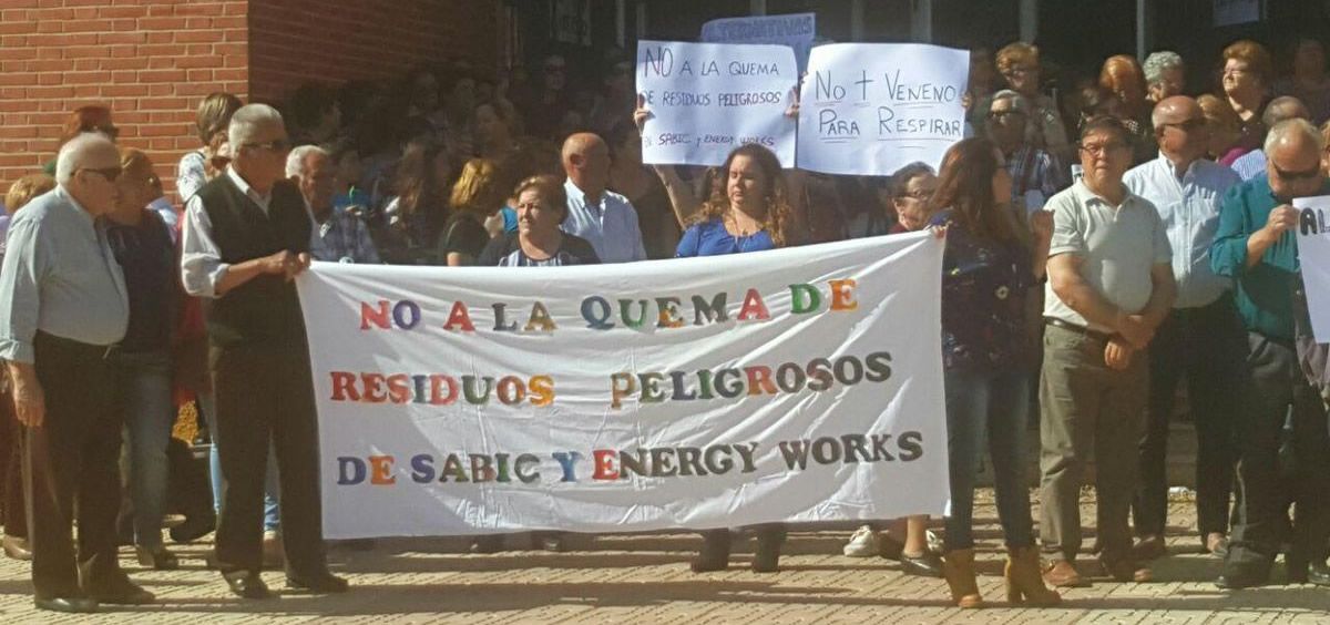 Vecinos de La Aljorra durante una de sus protestas contra la fábrica de plásticos