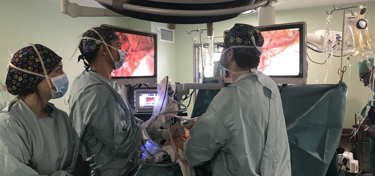 Cirujanos durante una intervención con videoasistencia