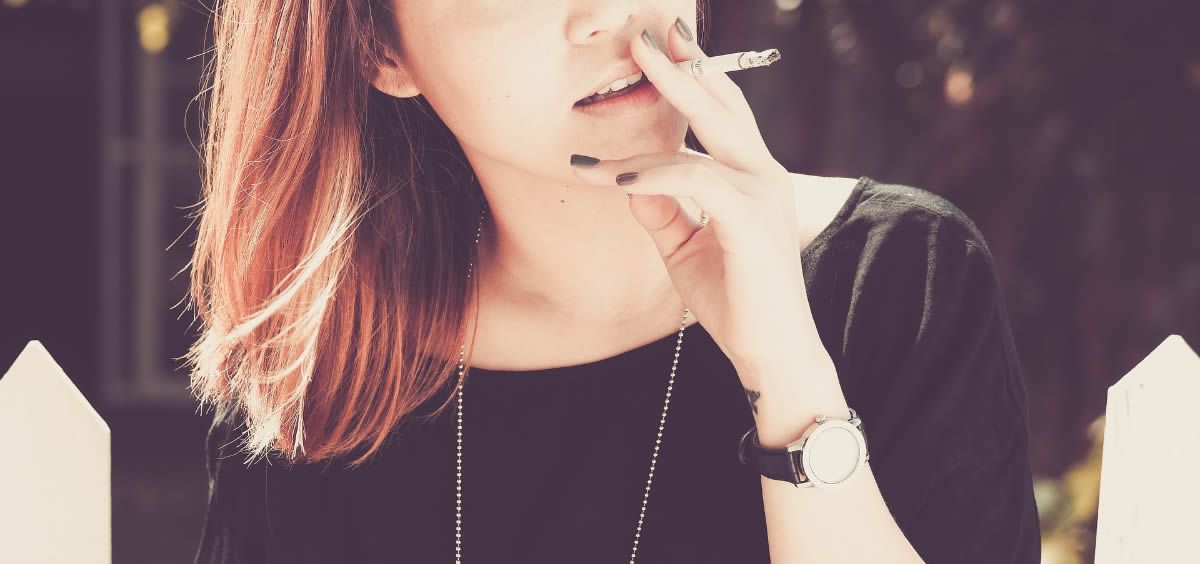 Mujer fumando (Foto. Freepik)