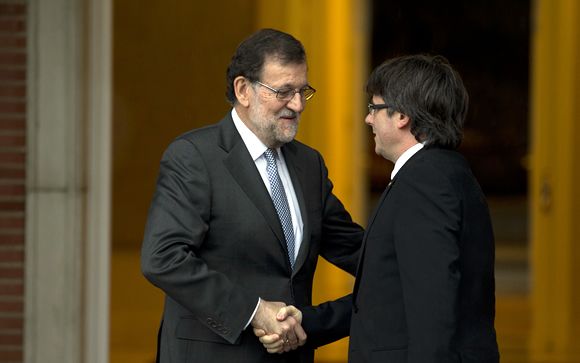 El presidente del Gobierno en funciones, Mariano Rajoy (izquierda), junto al presidente de la Generalitat de Cataluña, Carles Puigdemont (derecha). 