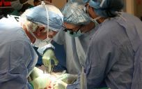 Cirujanos realizan un trasplante en quirófano
