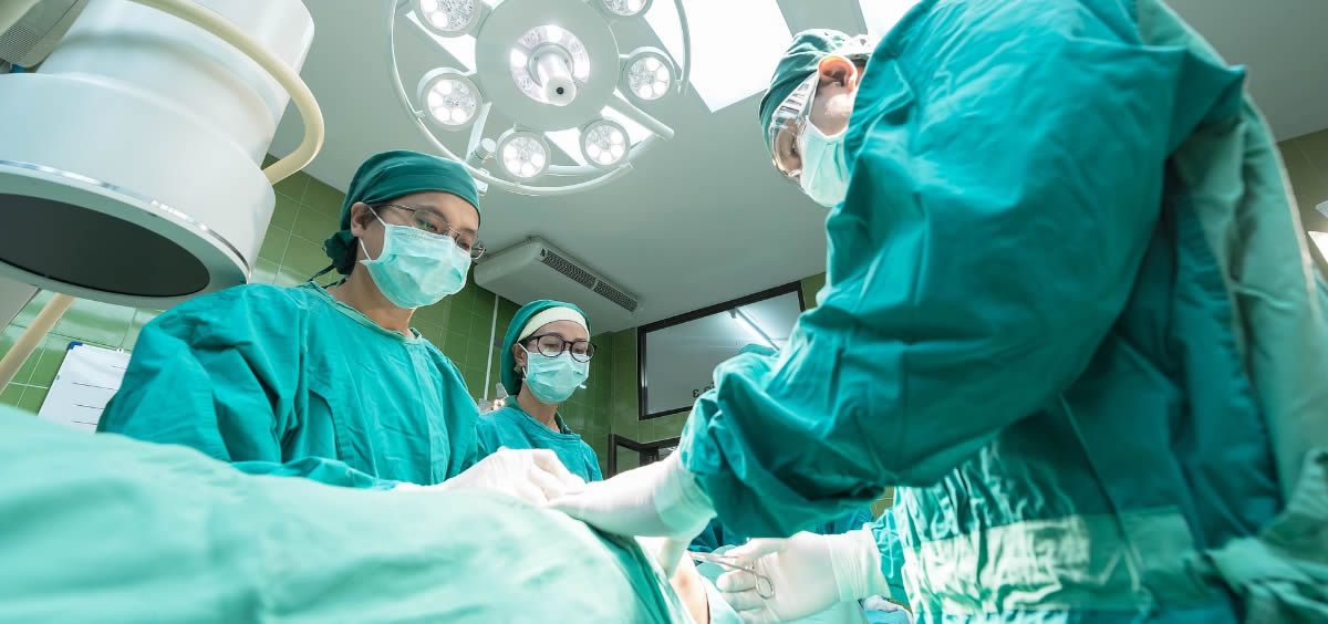 Médicos durante una intervención quirúrgica