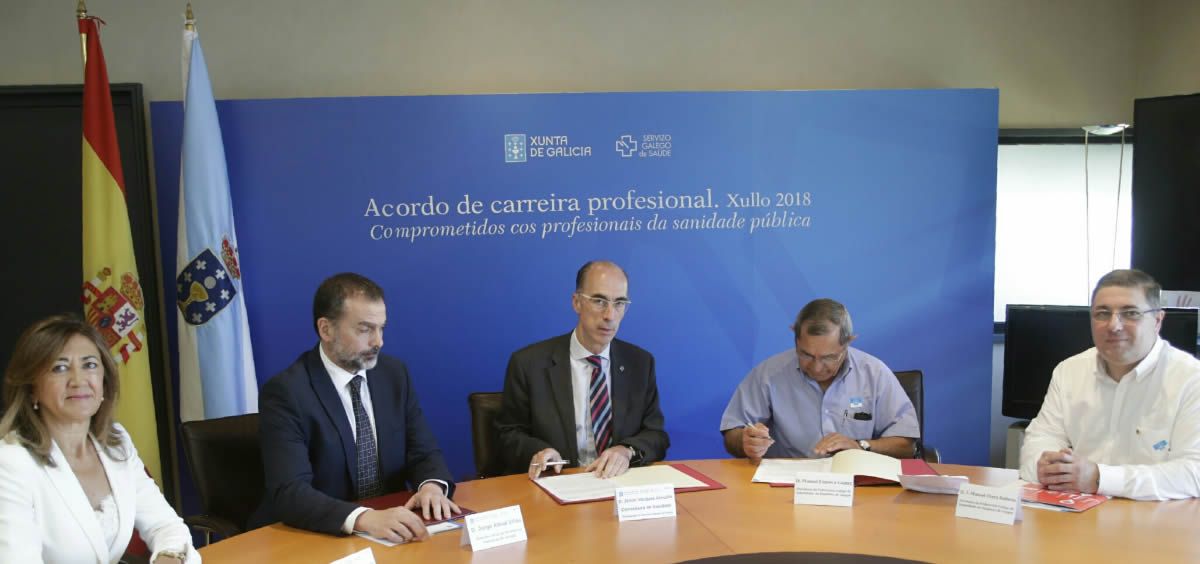 El consejero de Salud de Galicia, Jesús Vázquez Almuíña, durante la firma de un convenio con la Federación Gallega de Donantes de Sangre la semana pasada