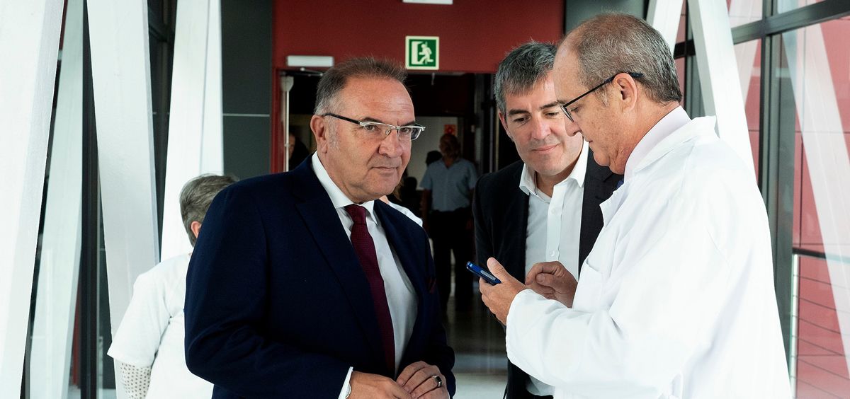 José Manuel Baltar, consejero de Sanidad de Canarias, durante la visita a un hospital junto al presidente regional Fernando Clavijo.