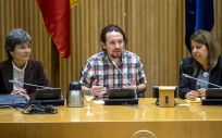 El secretario general de Podemos, Pablo Iglesias, junto a Amparo Botejara (i) y Kontxi Palencia (d), portavoces de Sanidad de la formación en Congreso y Senado.