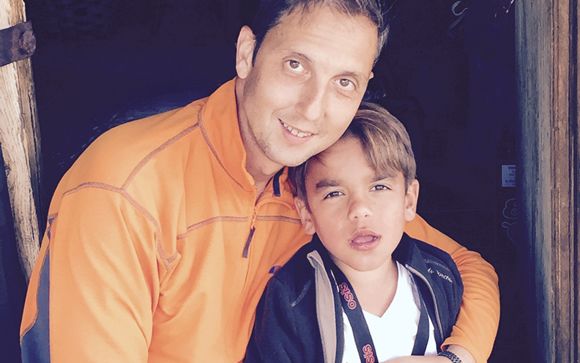 Emilio López Álvarez, presidente de la Fundación Stop Sanfilippo, junto a su hijo Daniel, paciente con síndrome de Sanfilippo