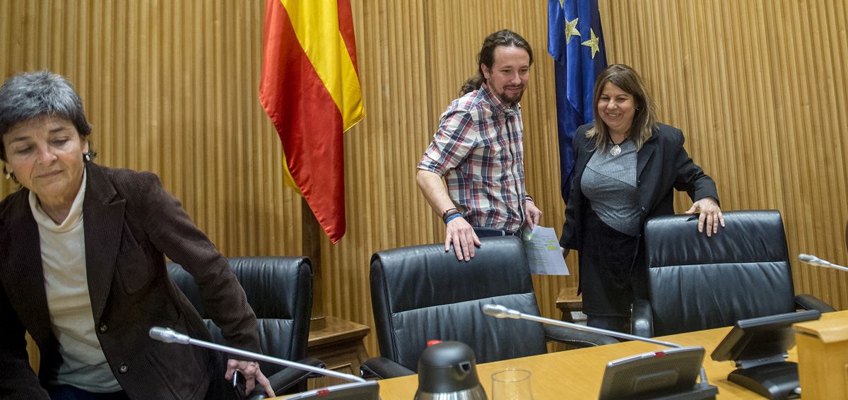 En la imagen, el secretario general de Podemos, Pablo Iglesias, junto a Amparo Botejara (i) y Kontxi Palencia (d), portavoces de Sanidad de la formación en Congreso y Senado.