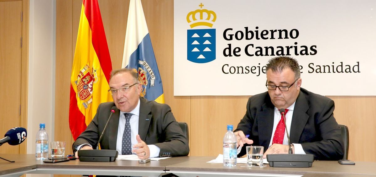 El consejero de Sanidad del Gobierno de Canarias, José Manuel Baltar, y el director del Servicio Canario de Salud, Conrado Domínguez.