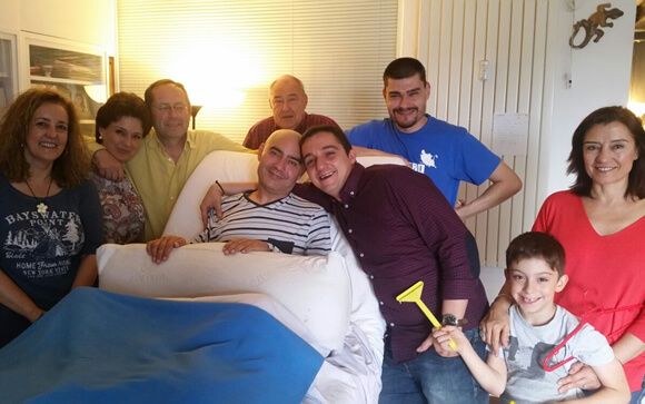 El paciente Luis de Marcos, junto a familiares y amigos / Facebook