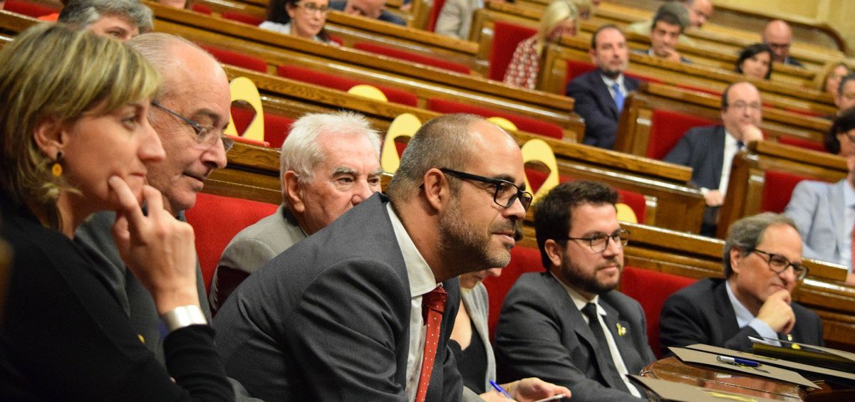 En primer término, Alba Vergés, consejera de Salud de Cataluña. A la derecha el consejero de Economía, Pere Aragonès, y Quim Torra, presidente de la Generalitat.