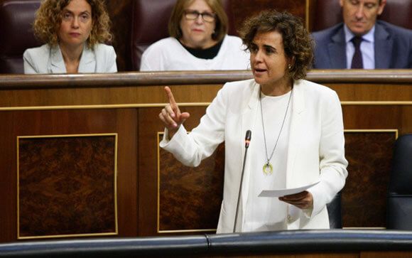 Dolors Montserrat, ministra de Sanidad, interviniendo en el Congreso de los Diputados