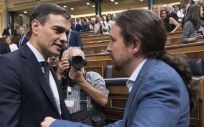 Pedro Sánchez y Pablo Iglesias se saludan tras la votación de la moción de censura.