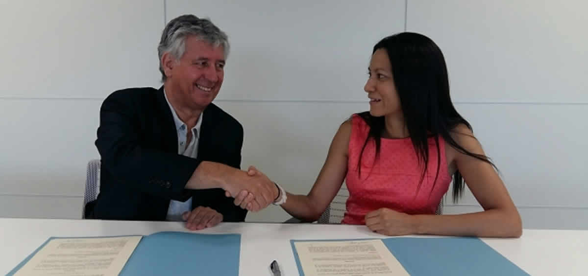 El gerente del Servicio Aragonés de Salud, Javier Marión, y la presidenta de la Fundación APE, Maite Zapata, han firmado un acuerdo de colaboración