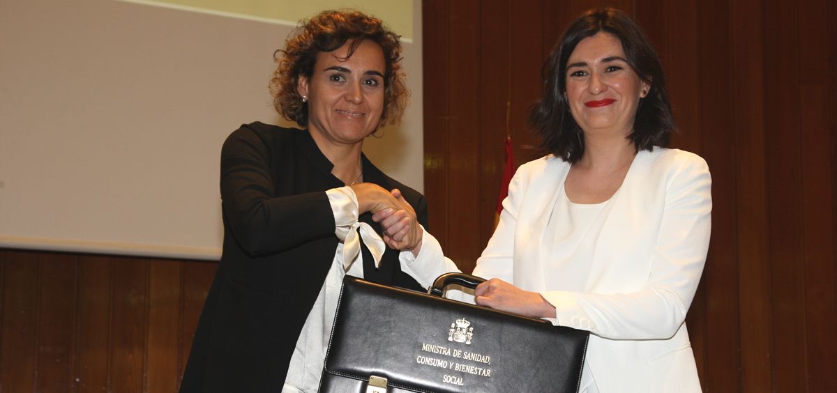 Carmen Montón recibe de su antecesora Dolors Montserrar la cartera del Ministerio de Sanidad, Consumo y Bienestar Social.
