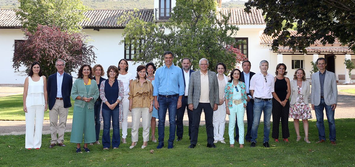 La ministra de Sanidad, Carmen Montón, a la izquierda de la imagen junto al resto de ministros y al presidente del Gobierno, Pedro Sánchez, en la finca Quintos de Mora (Toledo).
