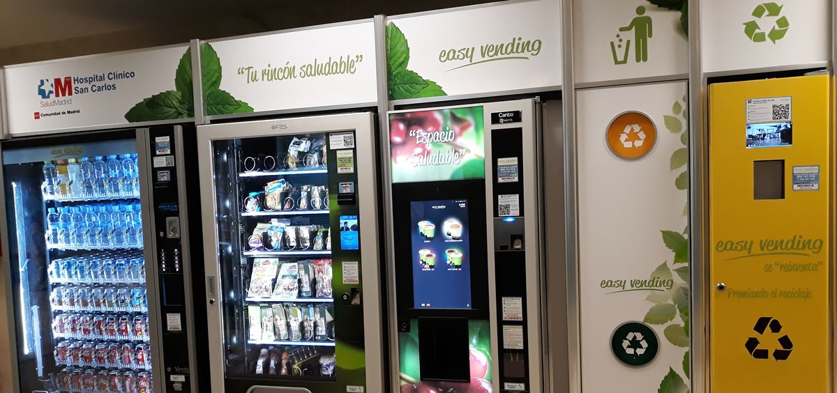 El Clínico San Carlos ha incorporado nuevas máquinas expendedoras de alimentos saludables en las entradas principales y Urgencias, para sus usuarios y profesionales.