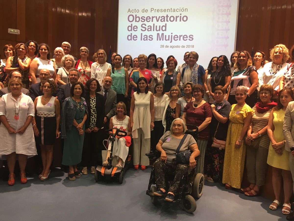 Carmen Montón, junto a las sociedades científicas y asociaciones de pacientes y de mujeres que han asistido a la presentación