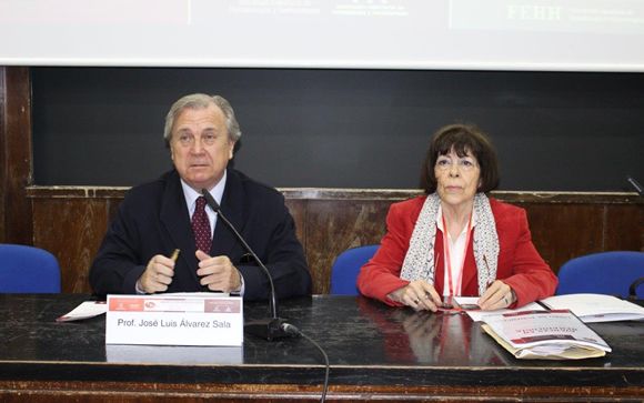 José Luis Álvarez Sala, decano de la Facultad de Medicina de la Universidad Complutense de Madrid, y Ana Villegas, coordinadora del Grupo de Eritropatología de la SEHH.