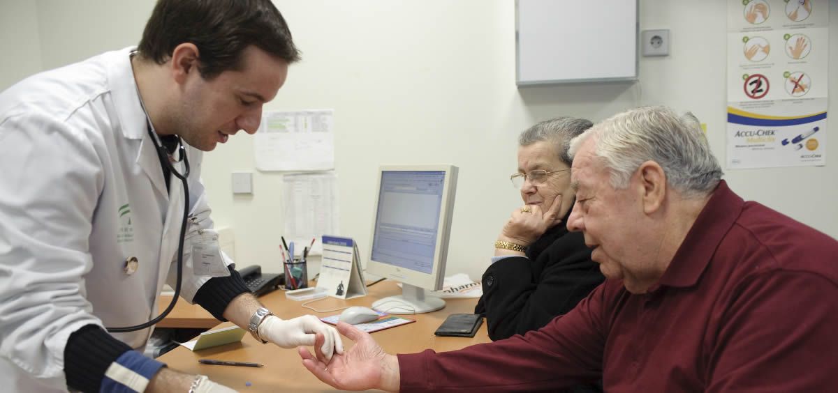 Médico de Atención Primaria atiende a un paciente en el Servicio Andaluz de Salud (SAS)