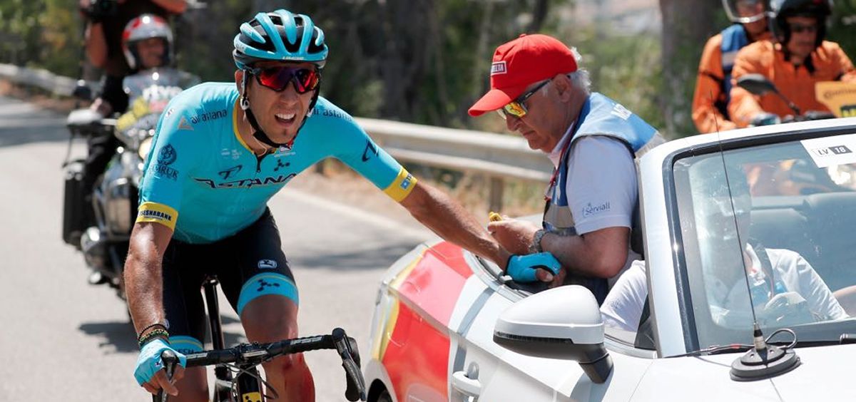 Mikel Martínez es médico de la Vuelta Ciclista a España. En la imagen, atiende a un corredor del equipo Astana / Fotografías: Photogómez Sport