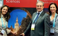 El presidente del Consejo General de Colegios Oficiales de Farmacéuticos, Jesús Aguilar, en el centro de la imagen en el congreso de Glasgow