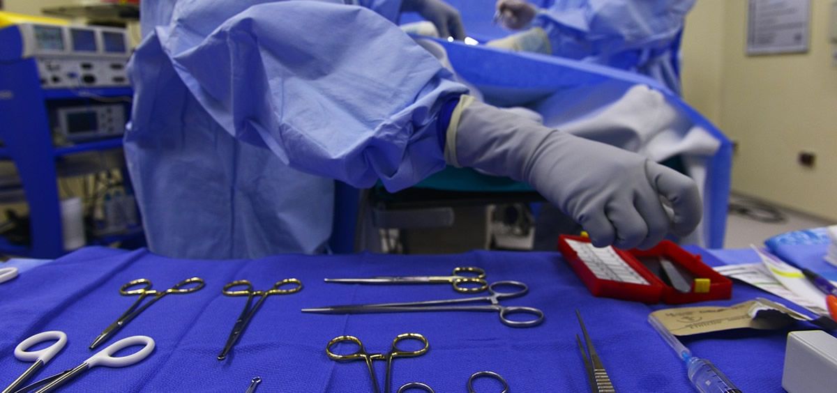 Cirujanos operan en un quirófano