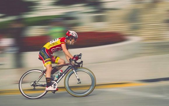 Riesgos del ciclismo: un mal pedaleo puede provocar tendinopatías y lesiones en la columna
