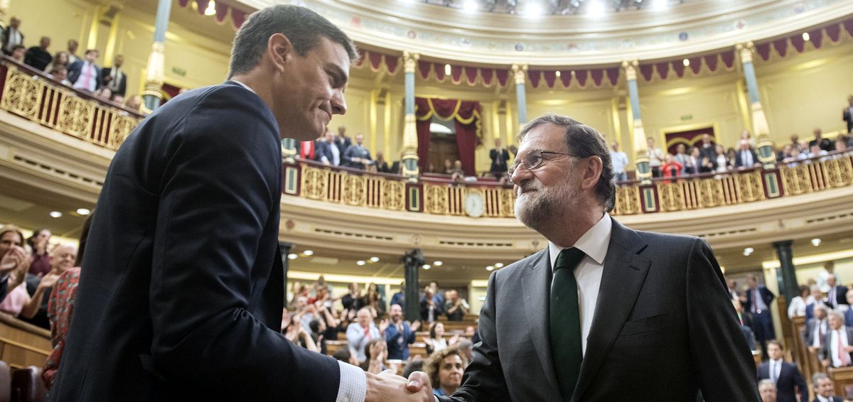 Mariano Rajoy felicita a Pedro Sánchez tras la moción de censura en el Congreso de los Diputados. (Foto. PSOE)