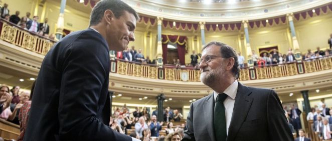 Mariano Rajoy felicita a Pedro Sánchez tras la moción de censura en el Congreso de los Diputados. (Foto. PSOE)