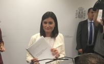 Carmen Montón, ex ministra de Sanidad, enseña la documentación de su máster a los medios (Foto. ConSalud.es)