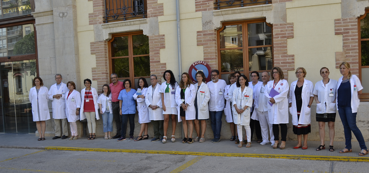 Los profesionales sanitarios del Hospital Provincial de Castellón concentrados esta mañana.