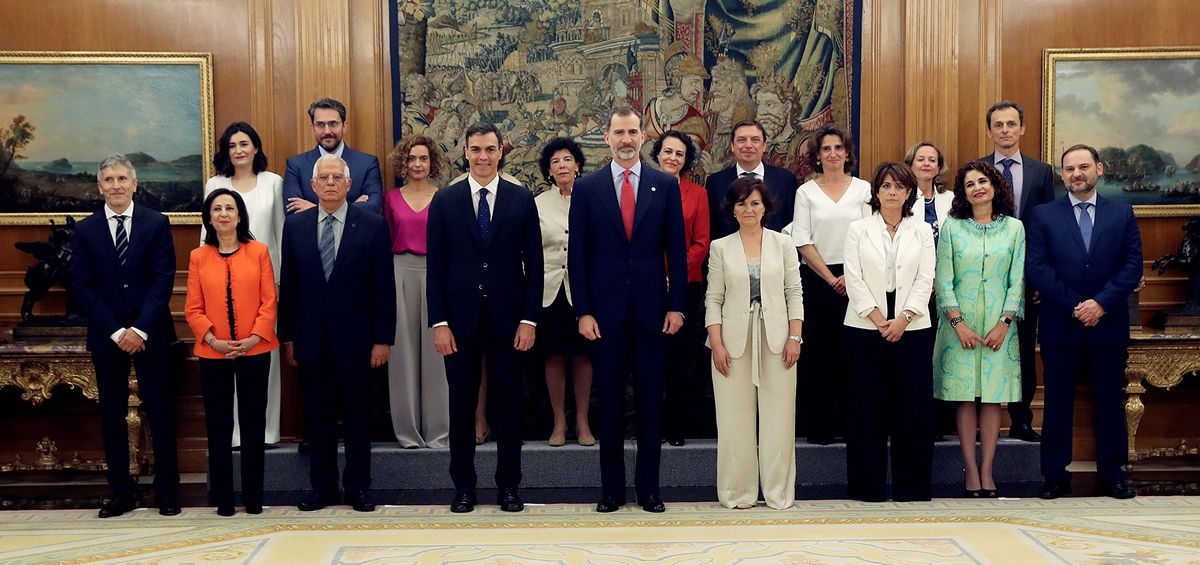 Foto de familia del primer Gobierno de Pedro Sánchez ante el rey Felipe VI.