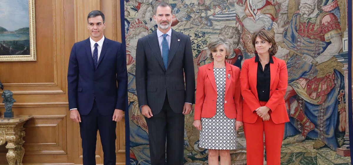 El presidente del Gobierno, Pedro Sánchez, junto al rey Felipe VI, María Luisa Carcedo (Sanidad) y Dolores Delgado (Justicia).