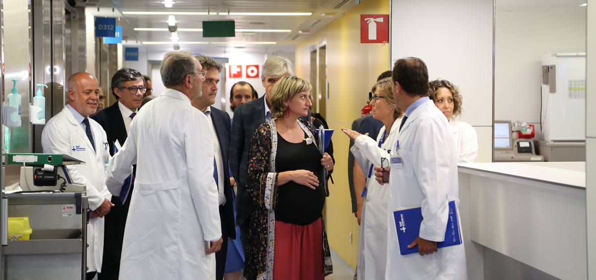 La consejera de Salud de Cataluña, Alba Verges, visitando un centro sanitario.