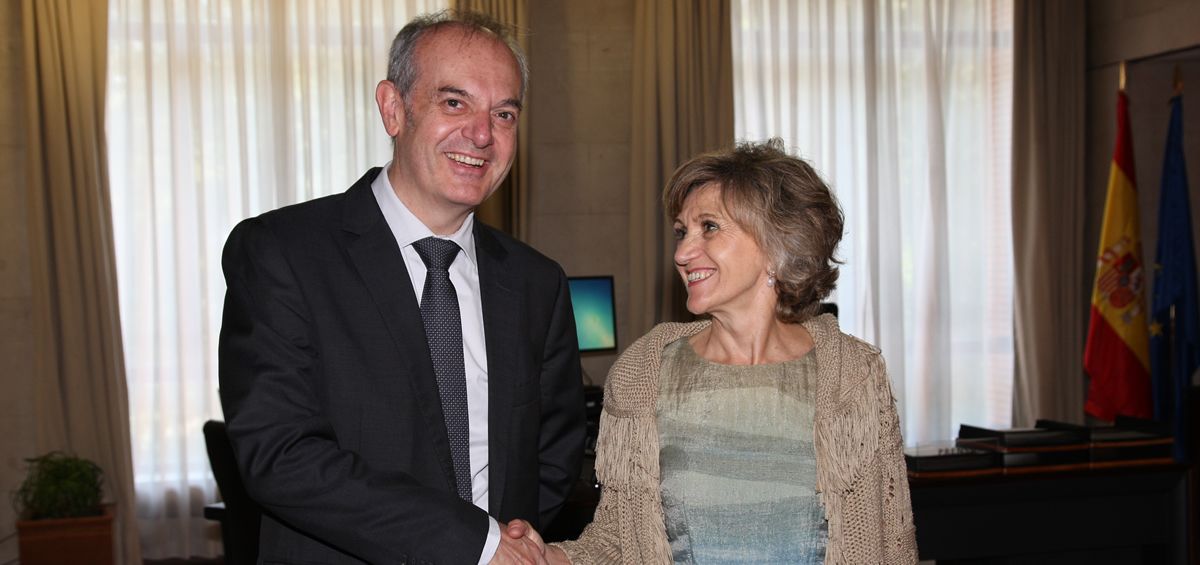 La ministra de Sanidad, Consumo y Bienestar Social, María Luisa Carcedo, con el ministro de Salud de Andorra, Carles Álvarez Marfany.