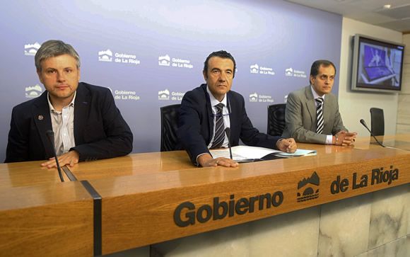 Javier Aparicio (centro), gerente de la Fundación Rioja Salud, junto con Jorge López (izq.), representante de CreativiTIC Innova, y Eduardo Mirpuri (der.), coordinador del CIBIR.