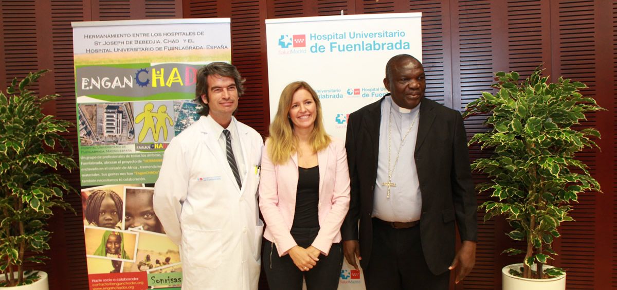 La directora general de Humanización de la Consejería de Sanidad de la Comunidad de Madird, Ana Dávila y el gerente del Hospital de Fuenlabrada, Carlos Mur, junto a un representante del Hospital Saint Joseph.